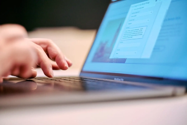 Site responsivo sendo exibido em smartphone — Criação de Sites Profisisonais em Sorocaba