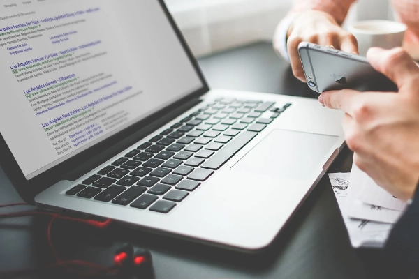 Notebook com resultado de busca com anúncios — Gestão de Anúncios no Google Ads em Sorocaba